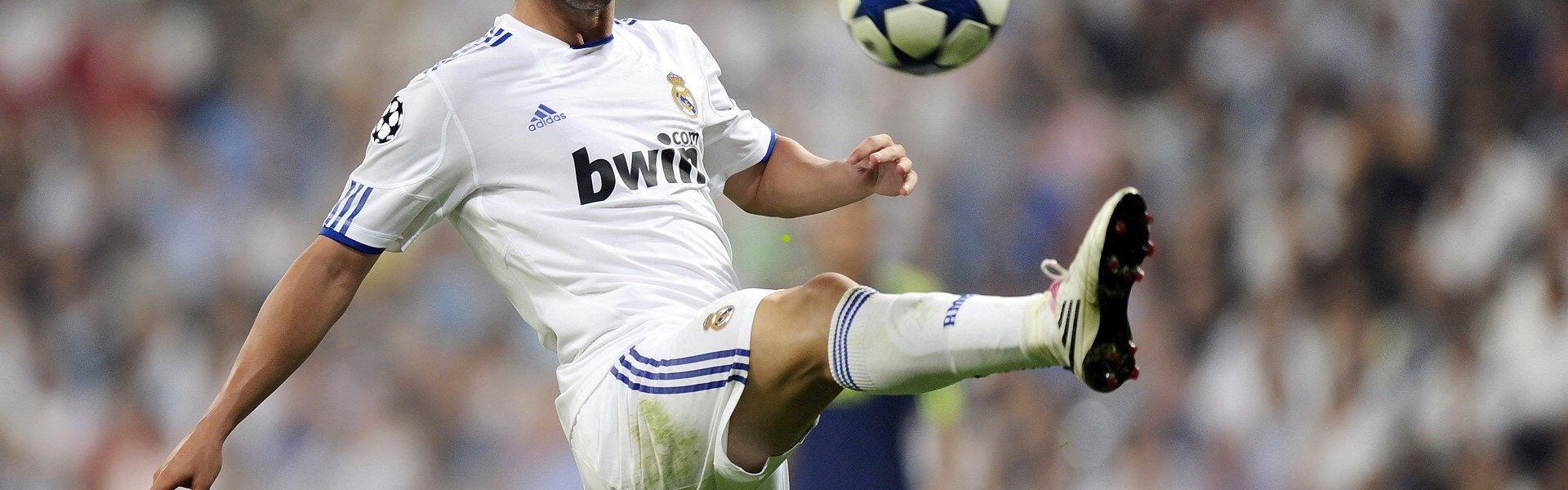 开云运营管理部-曼城持续追逐法国国脚阿克利乌舍，夏季转会窗或成关键一役