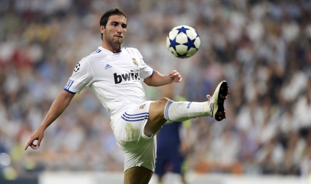 开云运营管理部-曼城持续追逐法国国脚阿克利乌舍，夏季转会窗或成关键一役