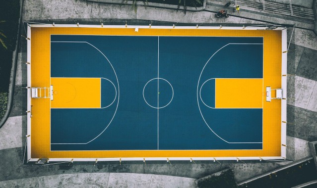 【开云】比克斯塔夫赞誉斯图尔特，联盟防守中锋的巅峰代表