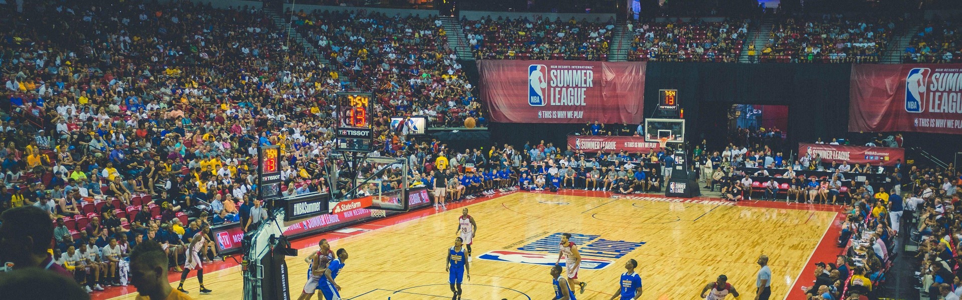 开云运营管理部-中超务实新风潮，国安上港率先押注东欧主帅 马德兴解析联赛战略转型